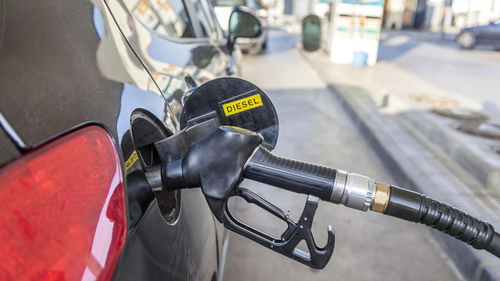 Un coche suministra diésel en una gasolinera.