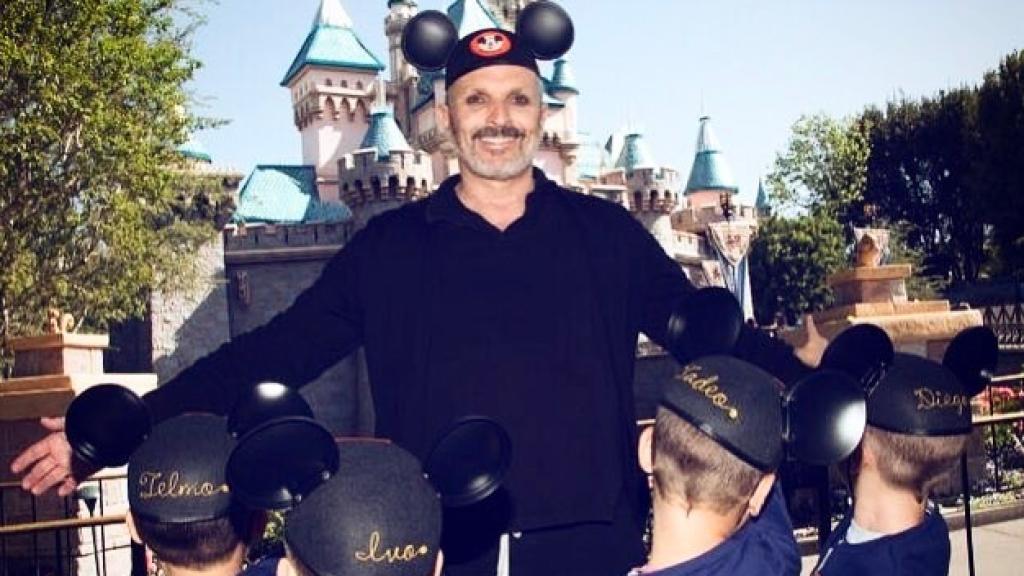 Miguel Bosé con sus cuatro hijos.