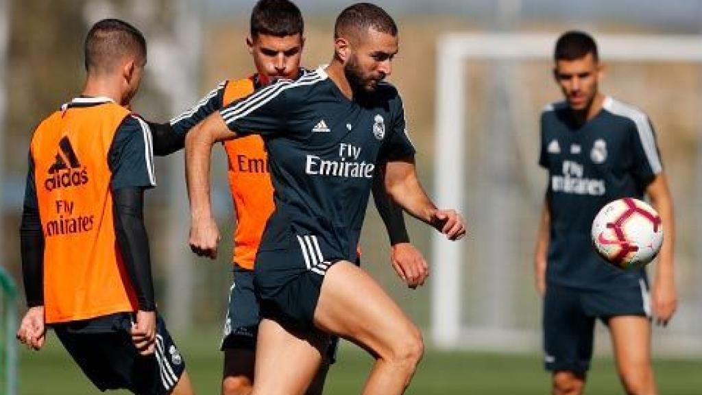 Benzema se entrena con el Real Madrid