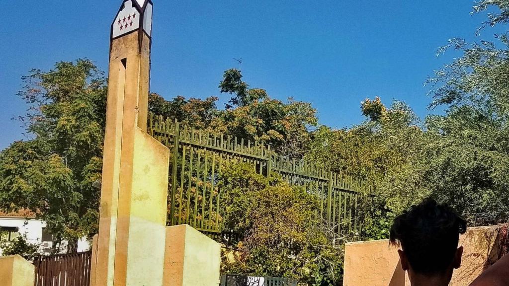 Un menor extranjero no acompañado ante el centro de primera acogida de Hortaleza, en Madrid.