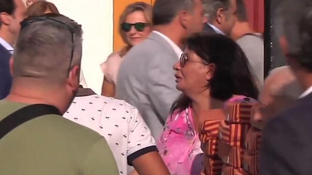 La pareja de Amador hablando con un cliente.