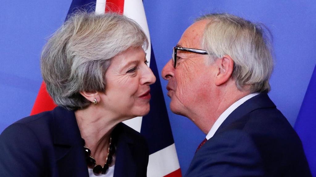 May saluda al presidente de la Comisión, Jean-Claude Juncker
