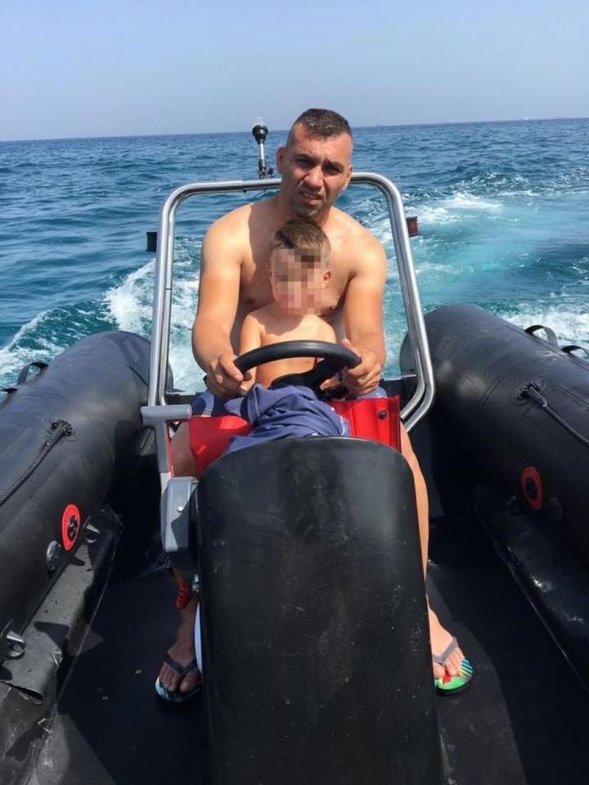 Antonio Tejón, uno de los hermanos del clan Los Castañas, pilotando una lancha junto a su hijo.