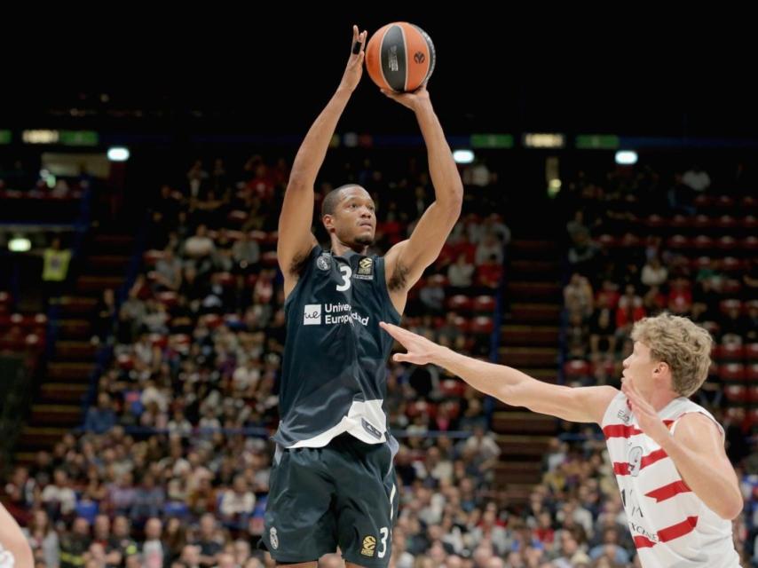 Randolph lanza ante la presión de un defensor. Foto: Twitter. (@ACBCOM)