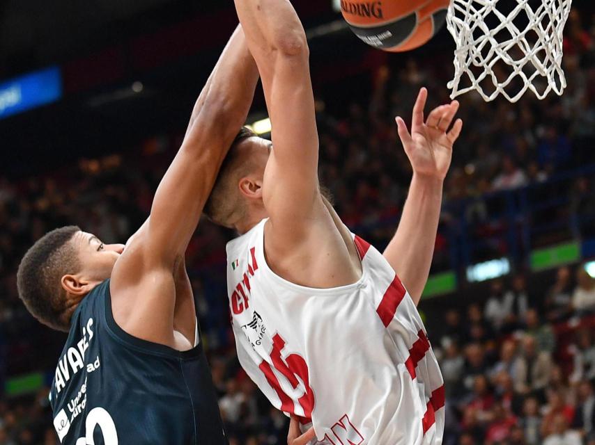 Tavares tapona a un jugador del Milan