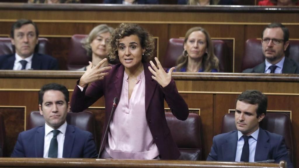 La portavoz parlamentaria, Dolors Montserrat, entre Pablo Casado y Teo García, este miércoles en el Congreso.