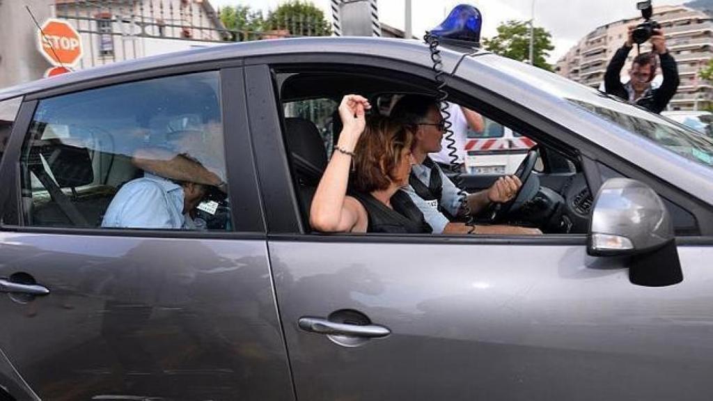 El yerno de Pastor esconde el rostro a la salida de una comisaría.