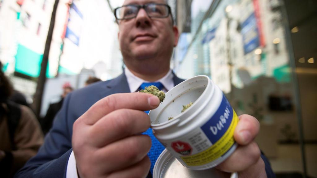 Colas a las puertas de la Quebec Cannabis Society.