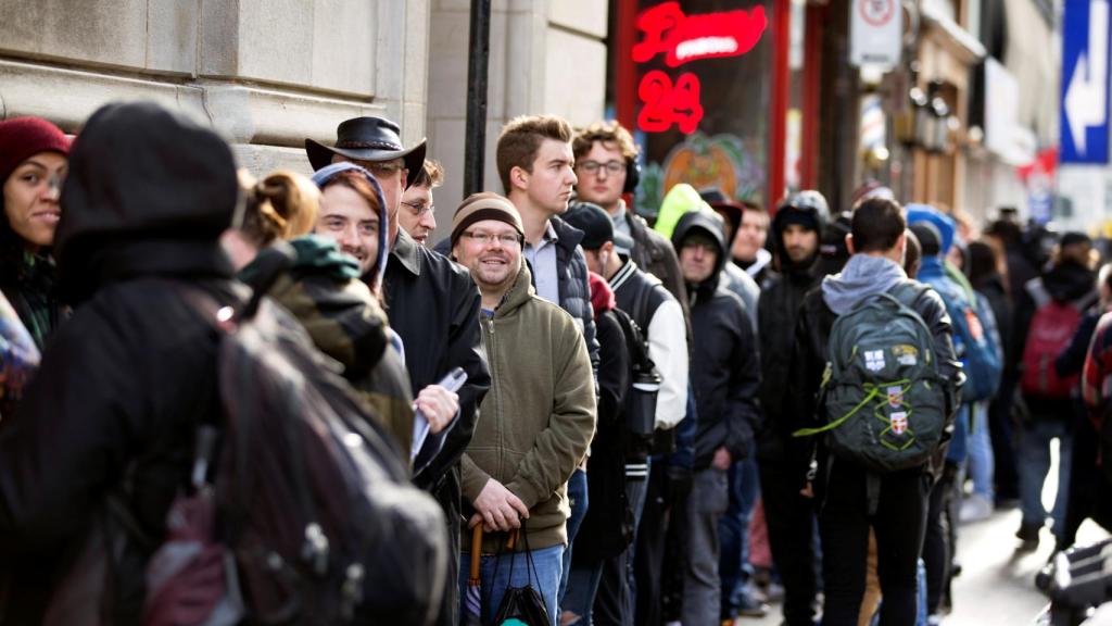 Colas a las puertas de la Quebec Cannabis Society.