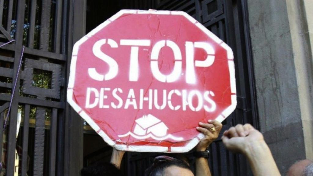 Cartel a favor de parar los desahucios en Pamplona.