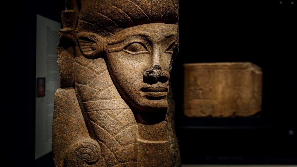 Capitel de Hathor, de granito rojo,que pertenece al reinado de Osorkon II. 874-850 a.c., que forma parte de la exposición 'Faraón. Rey de Egipto'.