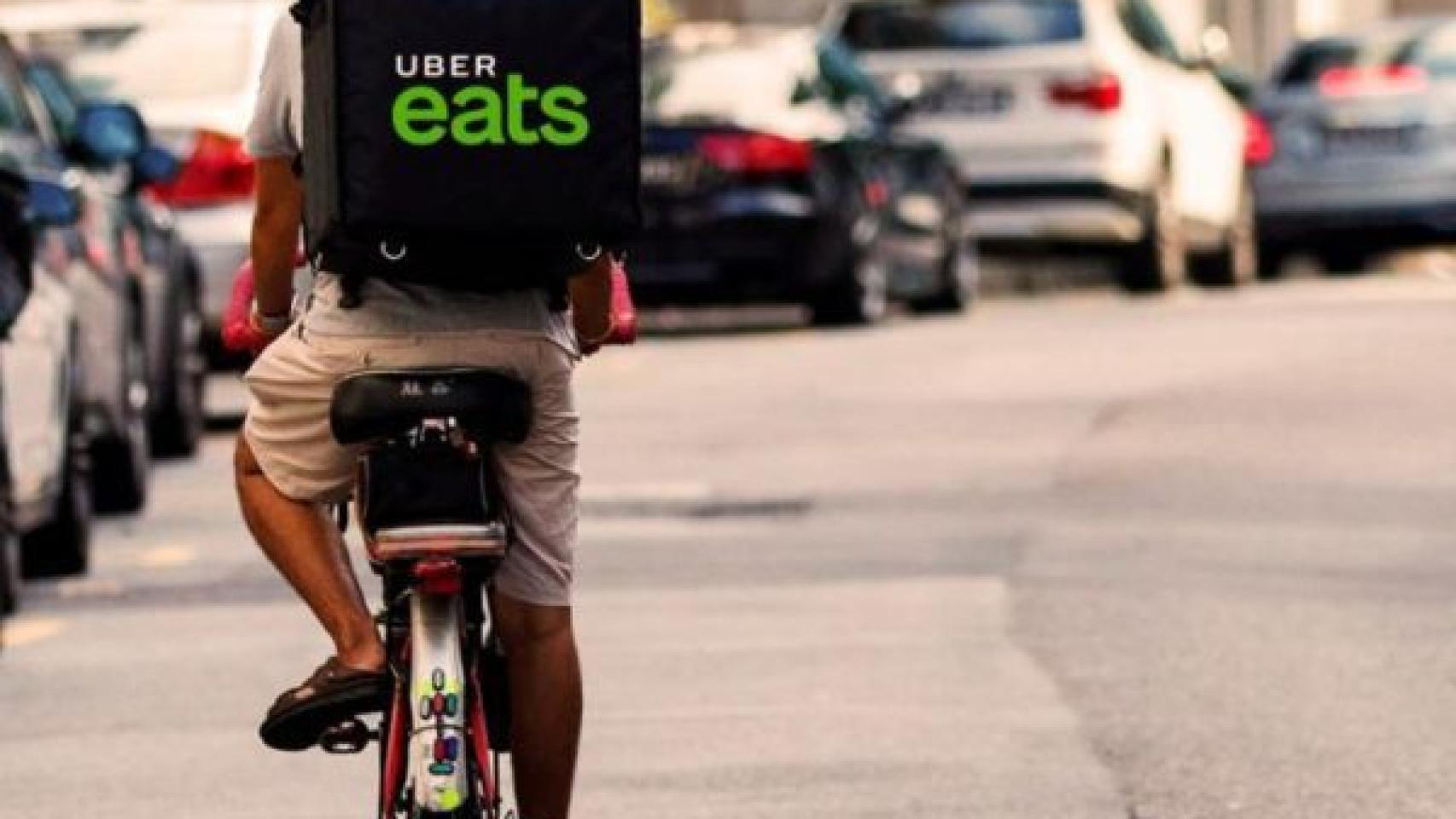 Un repartidor de Uber Eats.