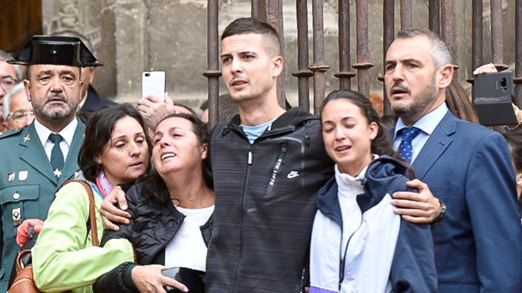 Lucía, la primera por la derecha, en el funeral de su padre.