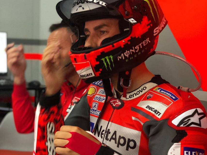 Jorge Lorenzo, en el box de Ducati en el circuito Twin Ring Motegi.