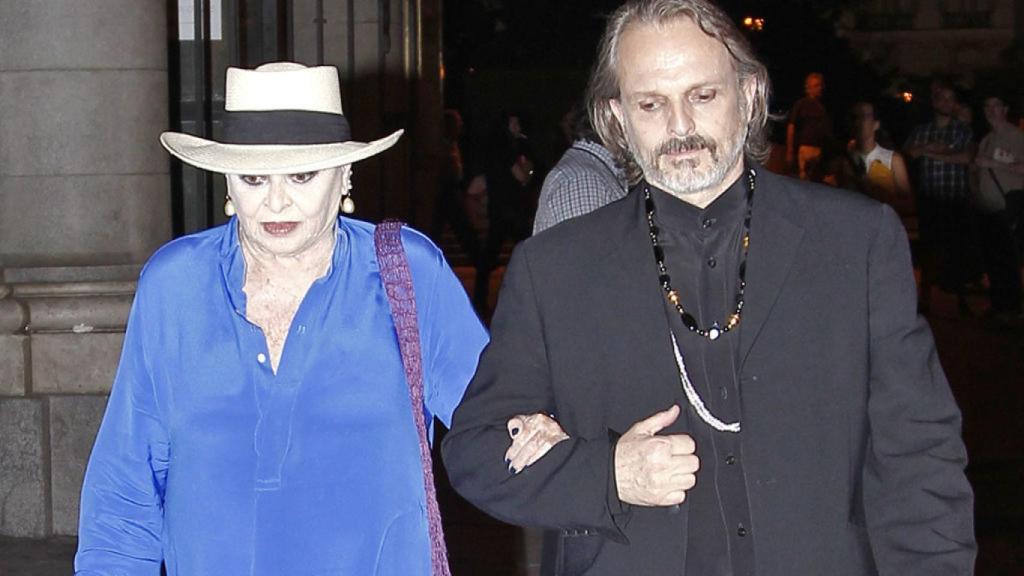 Lucía Bosé del brazo de su hijo Miguel, que declaró a través de videconferencia desde México.