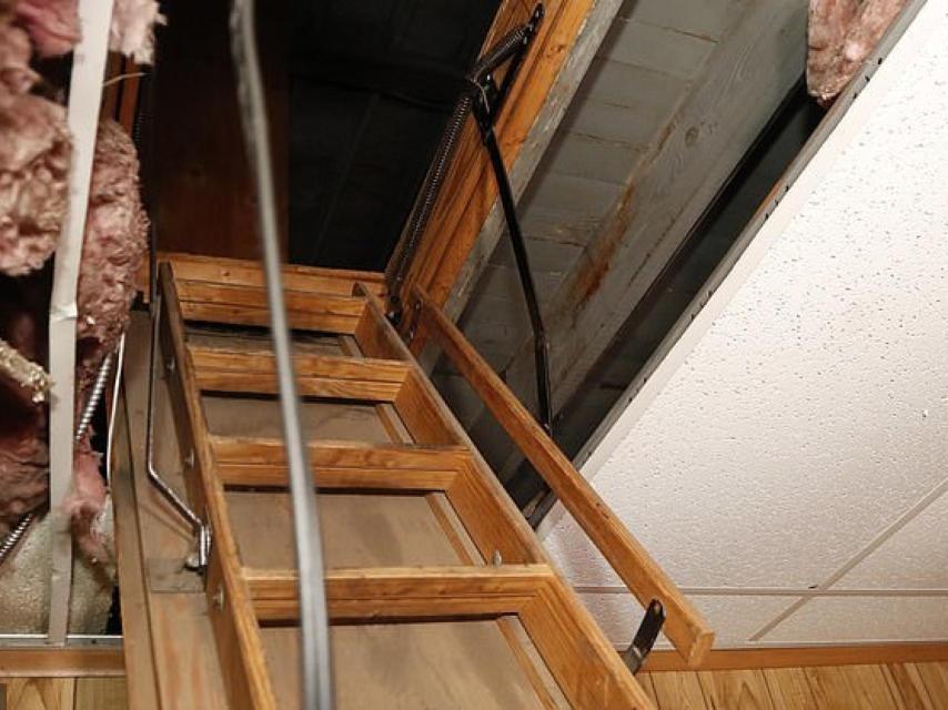 Vista a uno de los falsos techos en el que se guardaban los cuerpos.