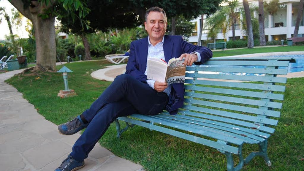 Roberto Brasero posando con su libro.