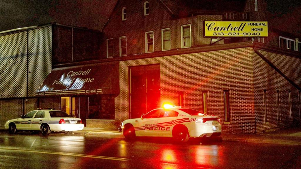 La policía frente a la funeraria Cantrell, después de denunciar que se habían encontrado varios cuerpos, entre ellos, los de once bebés.