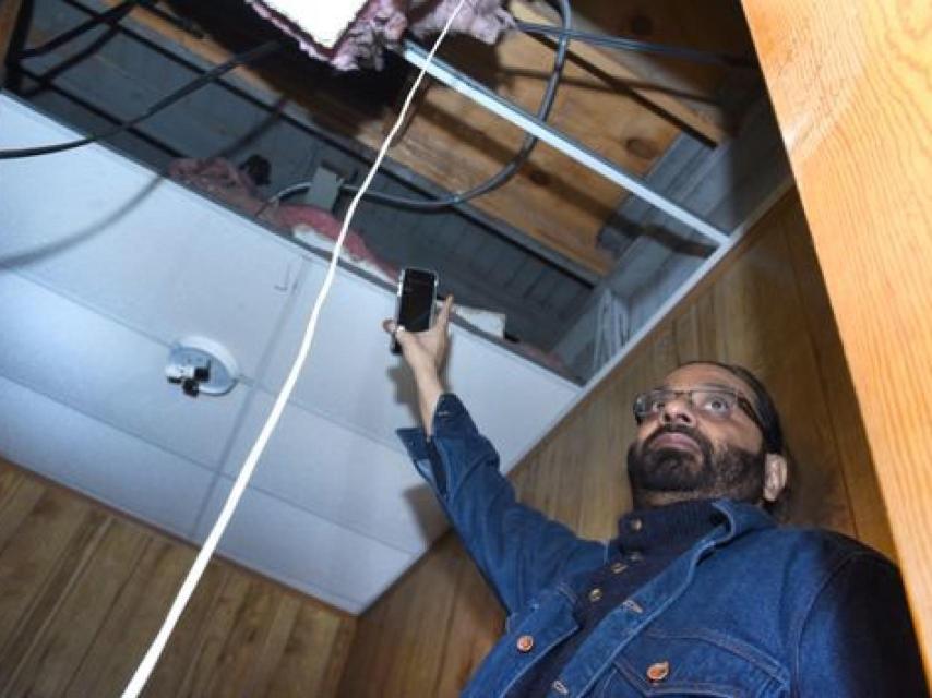 Vista a un hueco, hecho entre dos techos, donde se encontraron algunos cadáveres.