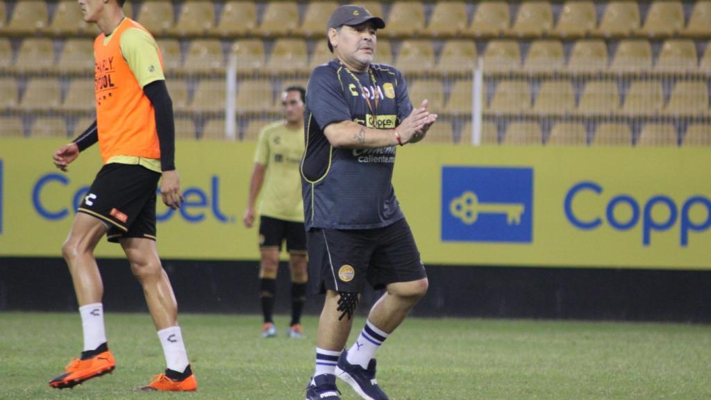 Maradona durante un entrenamiento de los Dorados de Sinaloa. Foto: Twitter (@Dorados)