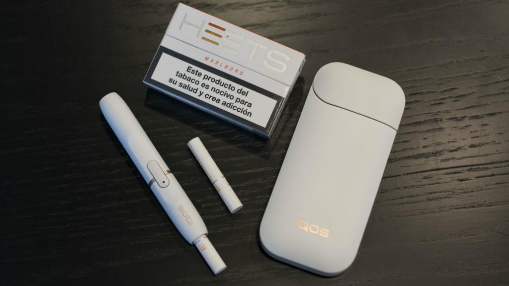 El dispositivo Iqos para calentar el cigarro, para fumarlo, y la cajetilla.