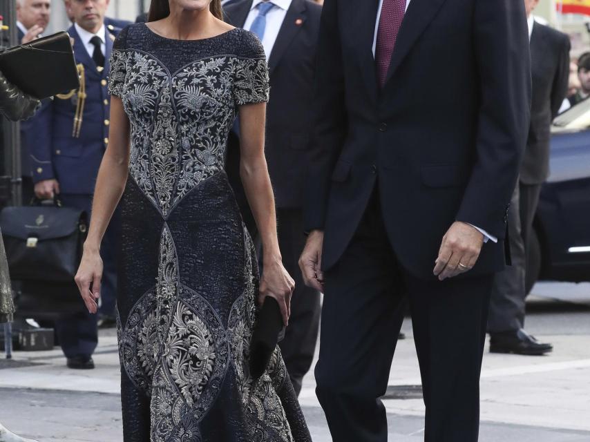 Los reyes accediendo al Teatro Campoamor de Oviedo.