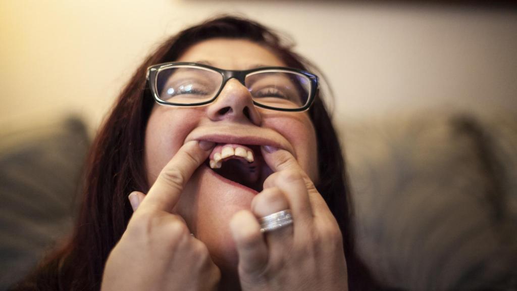 Emilia enseña cómo le dejó su boca iDental.