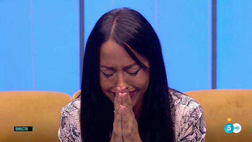 Aurah Ruiz llorando al confesar la dura enfermedad de su hijo.