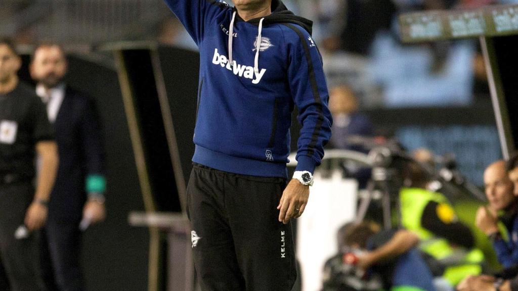 Abelardo Fernández dirige desde el banquillo en el Celta - Alavés