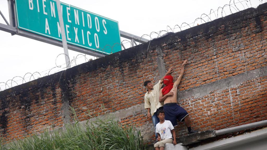 Inmigrantes a la espera de cruzar a México