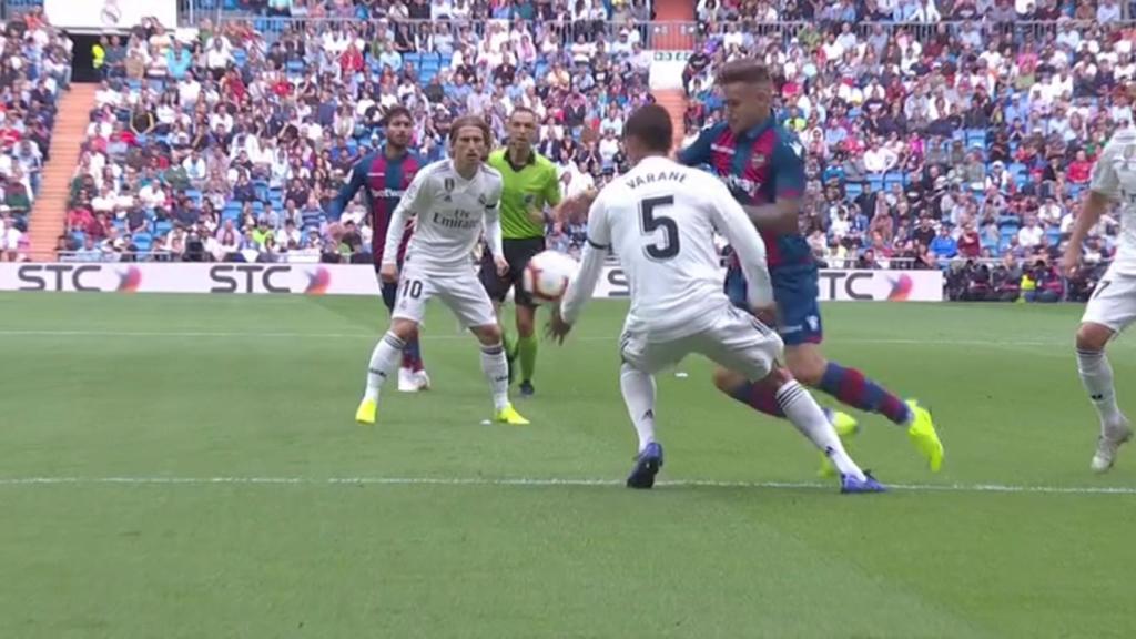 Mano de Varane sancionada por el VAR