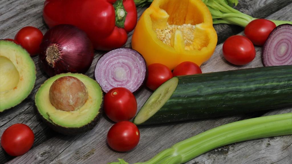 Un montón de verduras dispuestas para crear una ensalada.