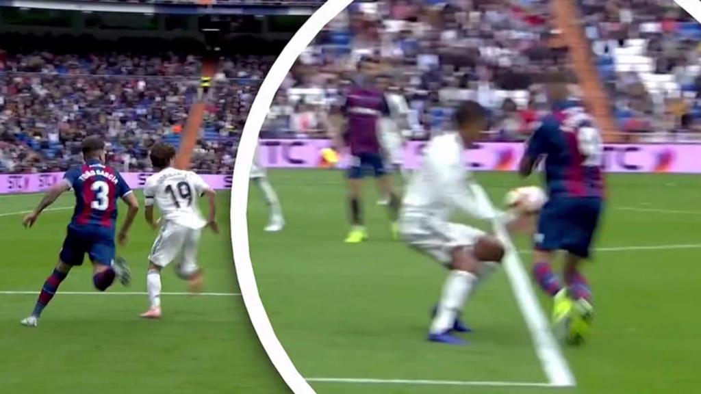 Mano de Varane sancionada por el VAR
