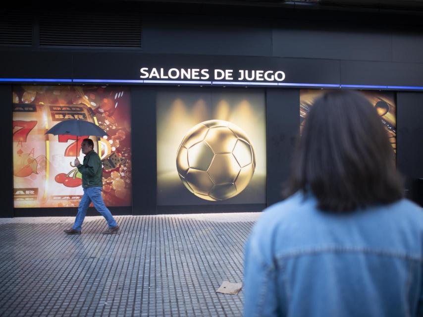 Marina, de 27 años, delante de un salón de apuestas en Málaga. Ella ha comenzado a acudir a terapias en grupo con otros ludópatas y a recibir ayuda psicológica.
