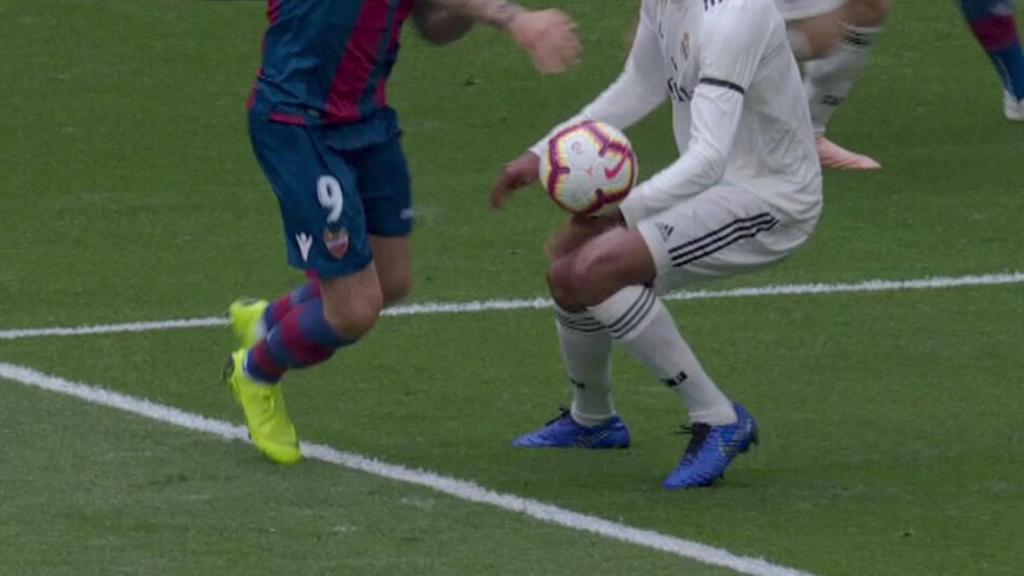 Mano de Varane sancionada por el VAR