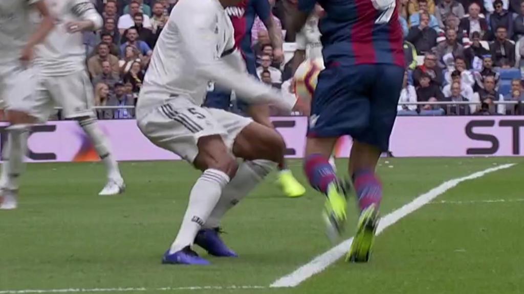 Mano de Varane sancionada por el VAR