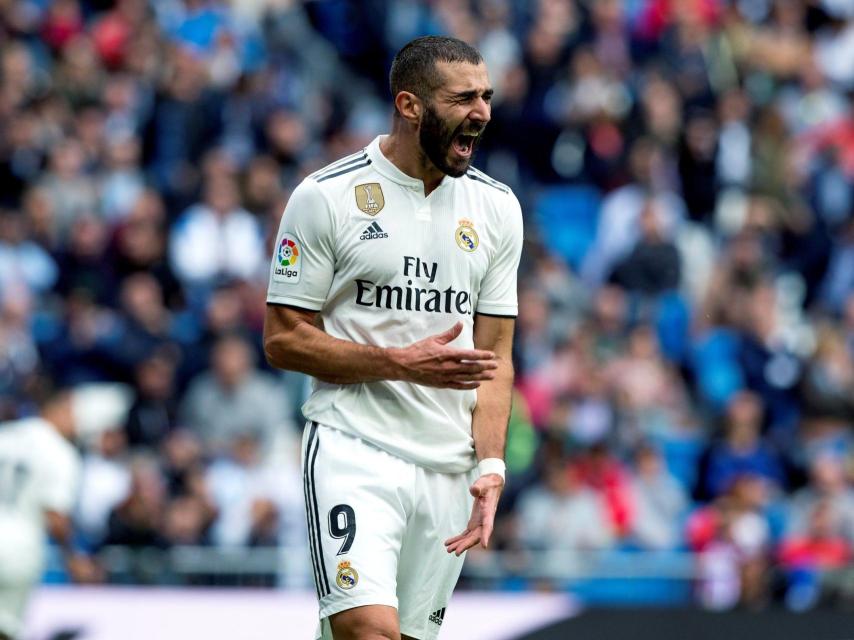 Benzema se lamenta durante el partido contra el Levante