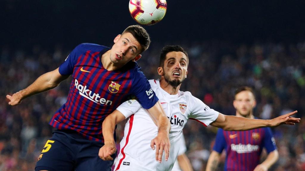 Clément Lenglet despeja un balón