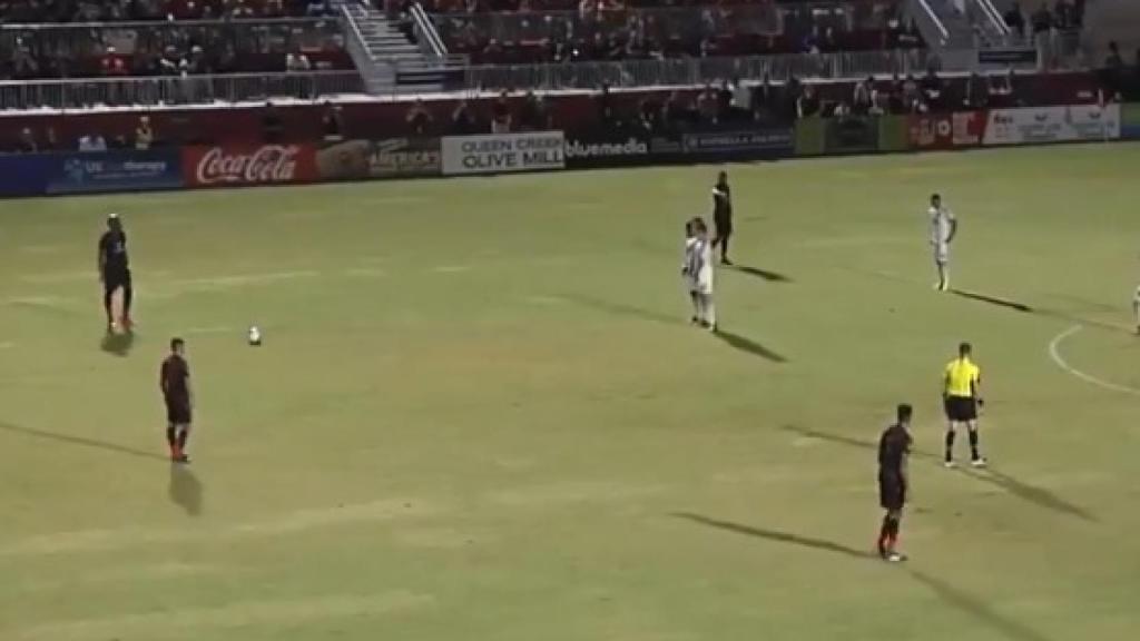 Drogba antes de lanzar un tiro libre