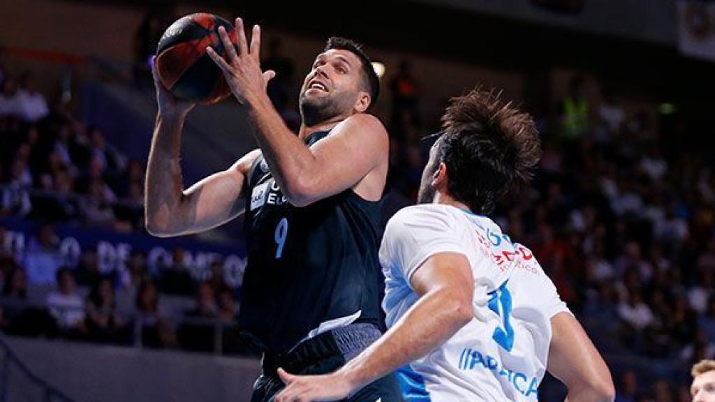 Felipe Reyes anota una canasta ante su defensor