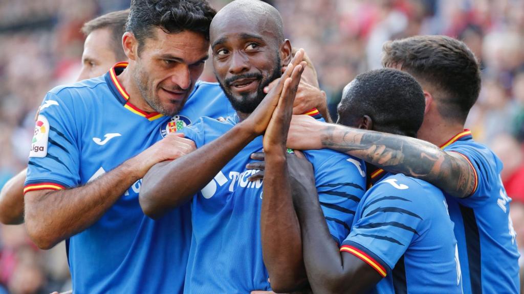 Foulquier celebra su gol al Rayo Vallecano junto a compañeros  del Getafe