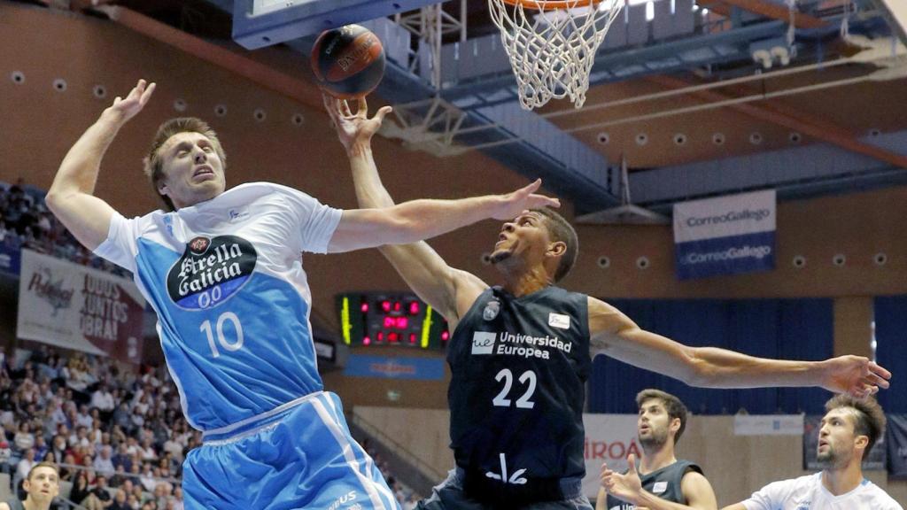 Tavares coloca un tapón a su rival