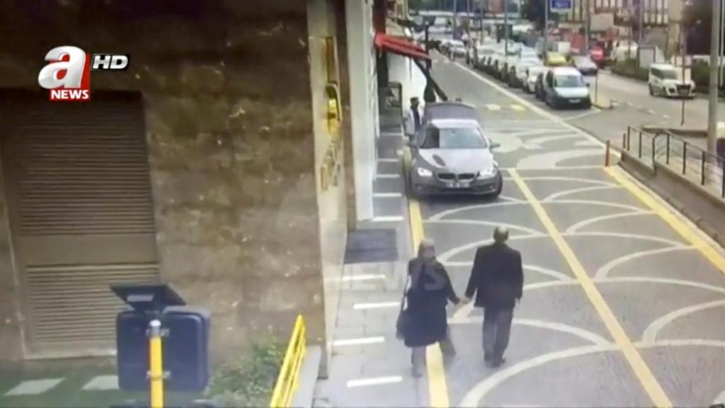 Khashoggi y su novia, caminando por las calles de Estambul hacia el consulado.