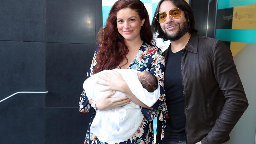 Joaquín Cortés y Mónica Moreno a la salida del hospital donde ha nacido Romeo.