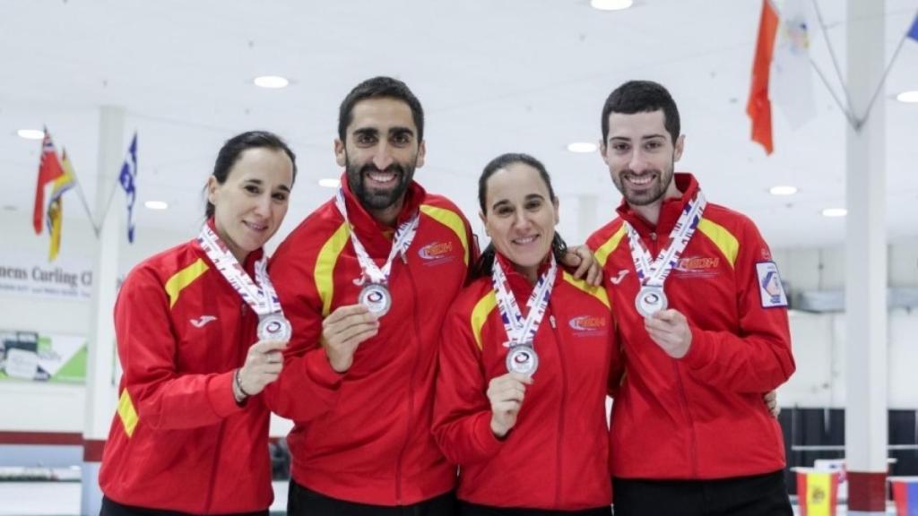 Mikel Unanue (segundo por la izquierda), Sergio Vez (derecha) y las gemelas Oihane y Leire Otaegi se proclamaron subcampeones del Campeonato Mundial Mixto por Equipos. Foto: worldcurling.org