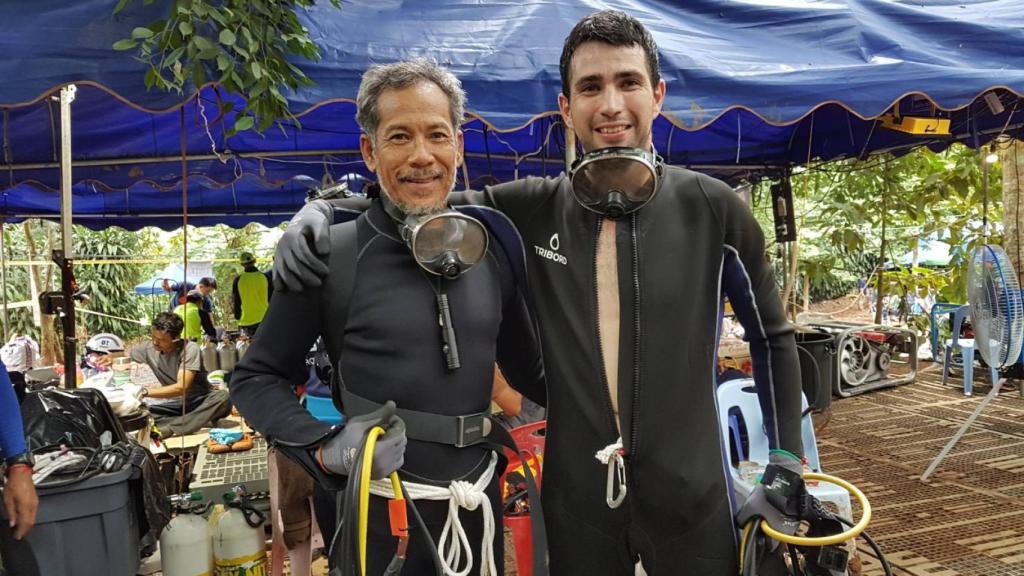 Fernando Raigal, en el campamento, antes de entrar en la cueva junto a un compañero de expedición.