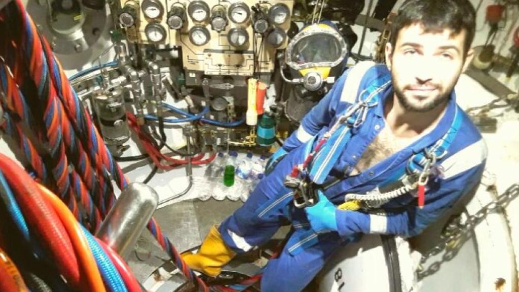 Fernando Raigal se hace una foto dentro de una plataforma petrolífera.