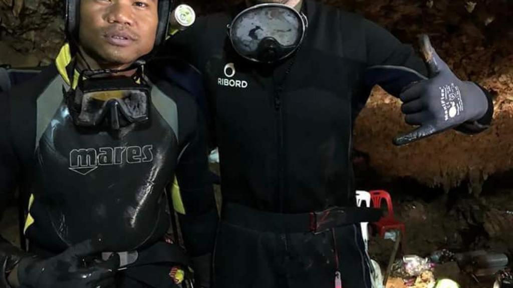 Fernando Raigal posa junto a un compañero de expedición en la cueva de Tailandia.