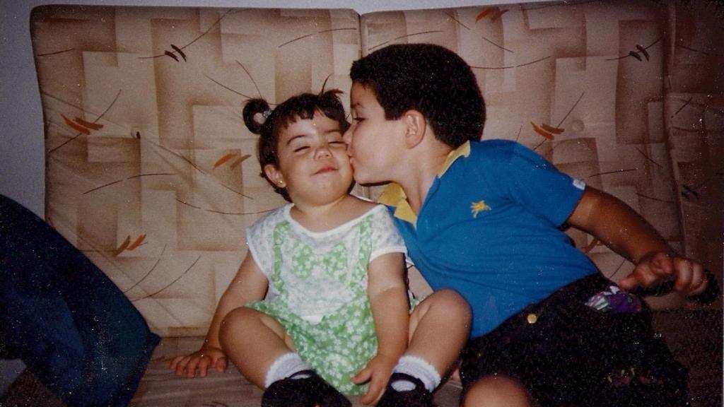 Fernando Raigal, a la derecha, le da un beso a su hermana Elishabeth.