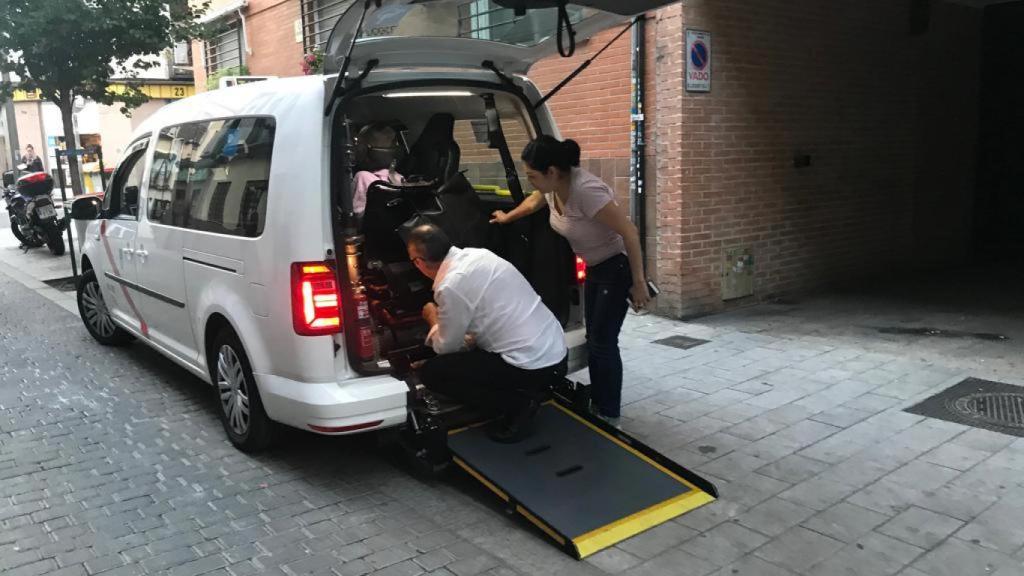 Pablo Echenique subiéndose a uno de los vehículos adaptados que tiene que usar.